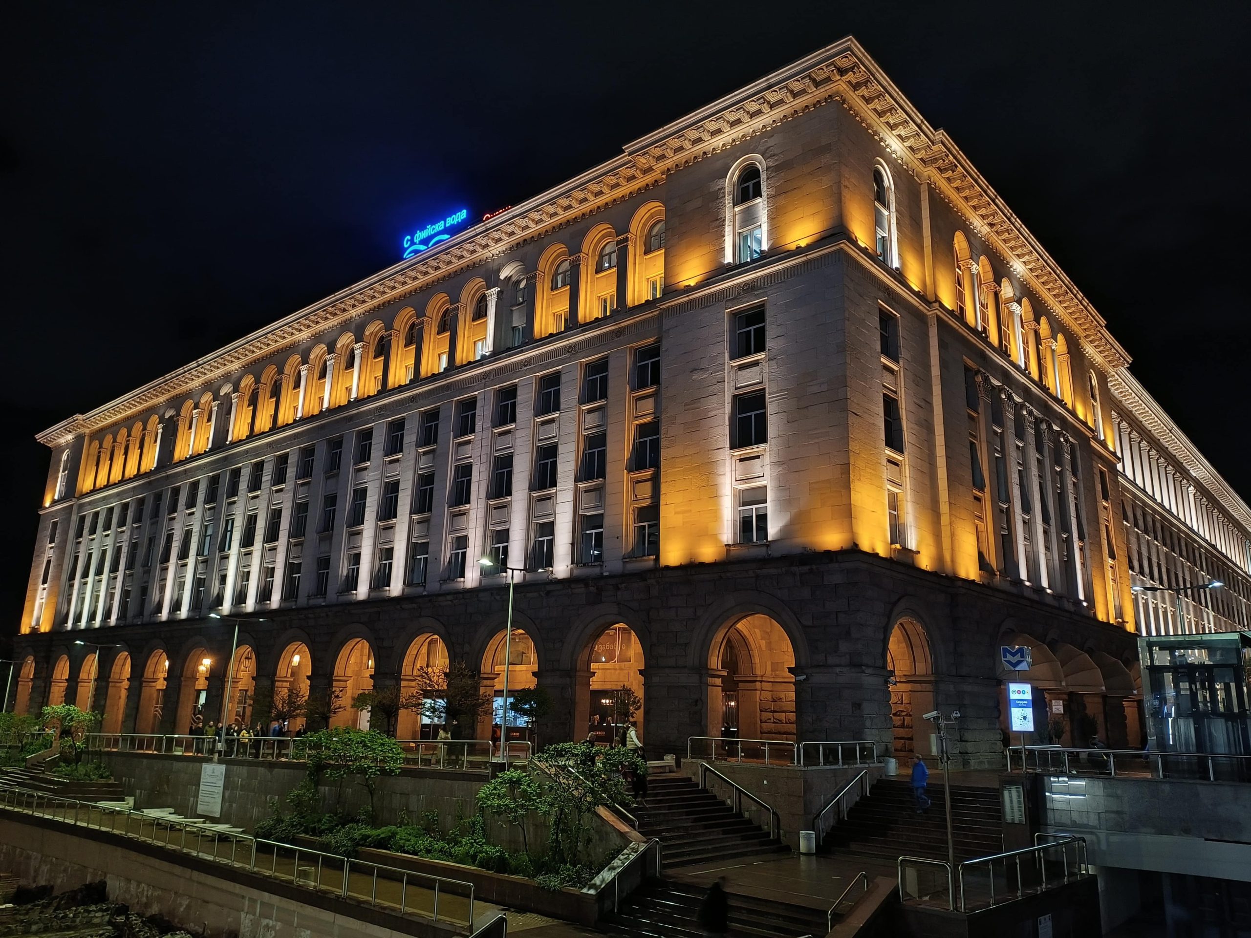 بررسی عکاسی در شب دوربین موتورولا اج ۴۰